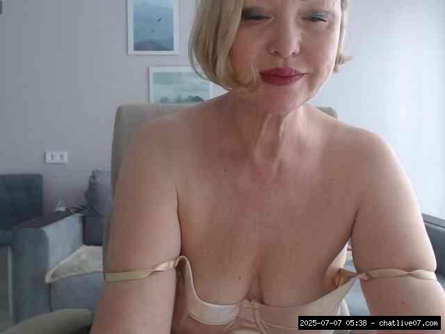 Shaved white, Shaved grannies, Group chat for 40 tokens, Full privates for ..., Grannies 0